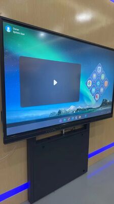 55-86 İnç TV'ler için 100kg Taşıma Kapasiteli ve 360° Frenli Tekerlekli Ayarlanabilir Yükseklikli Etkileşimli Beyaz Tahta Standı